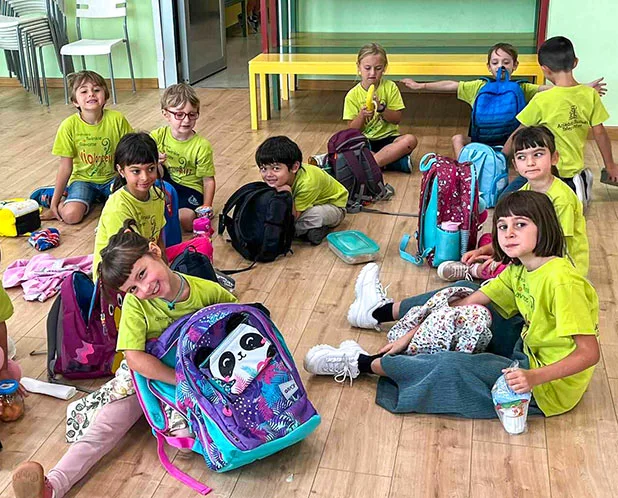 Bambini del Children's Music Laboratory in magliette gialle, preparandosi per le lezioni di musica per bambini.